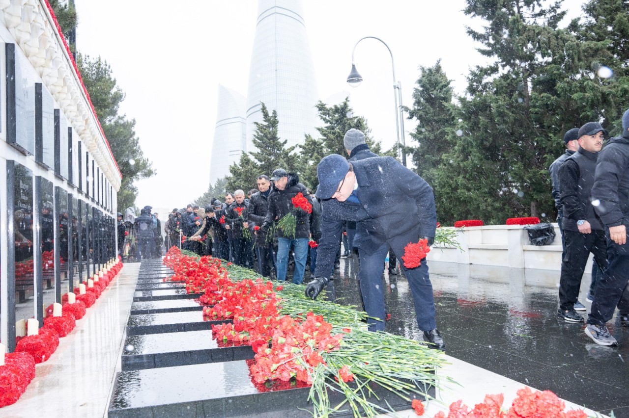 ETSN klollektivi Şəhidlər xiyabanını ziyarət etdi - FOTOLAR
